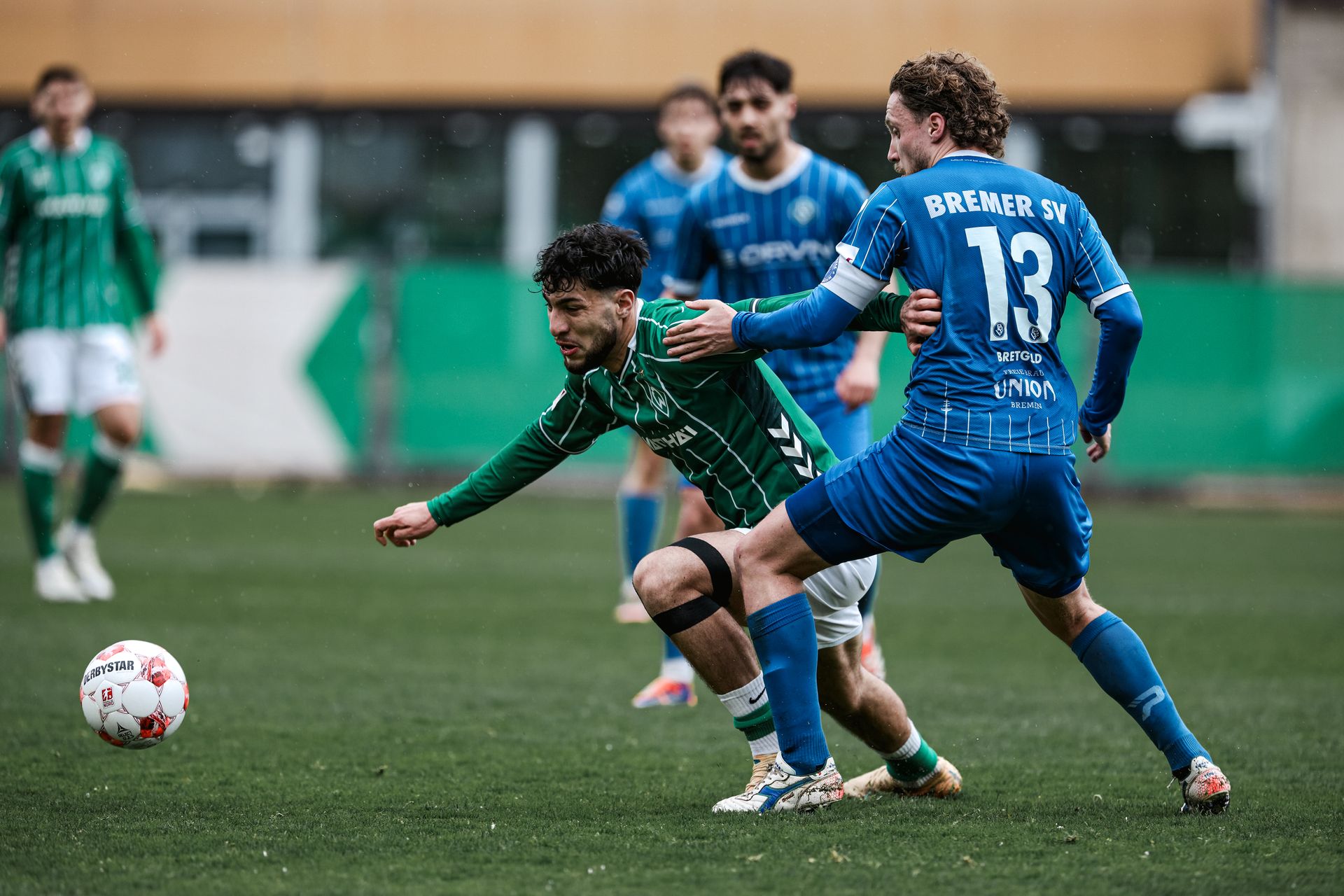 Safa Yildirim im Zweikampf mit einem Spieler des BSV.