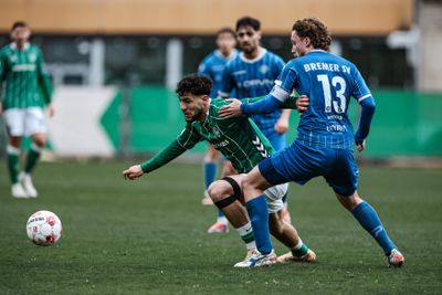 Safa Yildirim im Zweikampf mit einem Spieler des BSV.