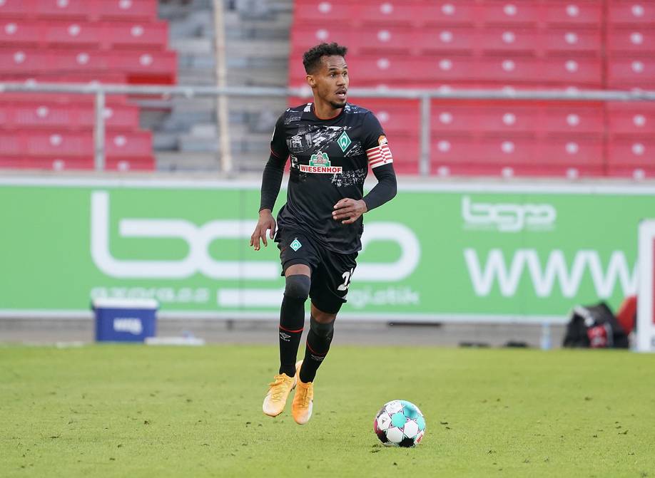Theodor Gebre Selassie mit dem Ball am Fuß im Werder-Trikot.