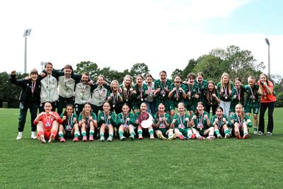 Die U17 jubelt nach der gewonnenen Meisterschaft mit Medaillen und Meisterschale in die Kamera