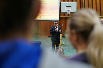 Dr. Hubertus Hess-Grunewald hält eine Rede.