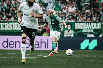 null Romano Schmid spielt einen Pass.