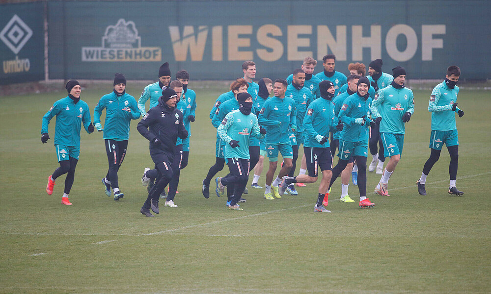 null Die Werder-Profis laufen sich beim Abschlusstraining vor dem Bundesligaspiel gegen Arminia Bielefeld warm.