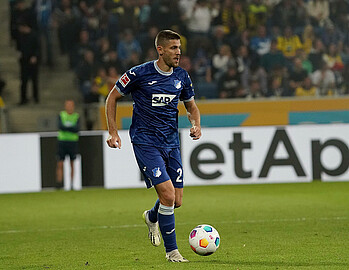 null Andrej Kramaric mit Ball am Fuß.