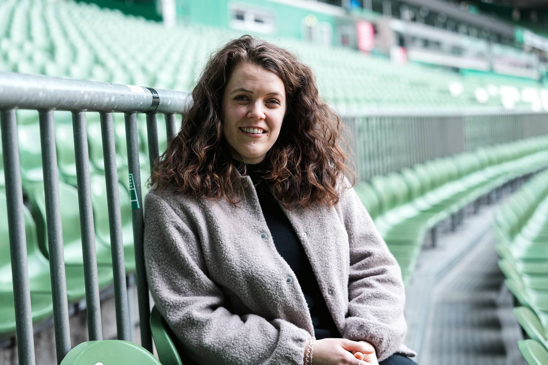 Dr. Ann-Kristin Müller lächelt in die Kamera.