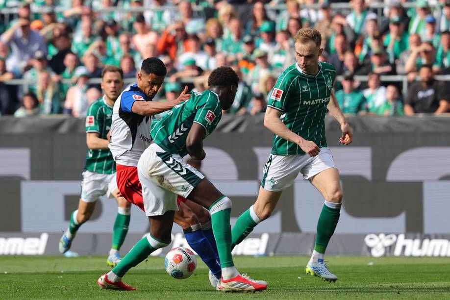 Karim Coulibaly im Duell mit Hamburgs Robert Glatzel.