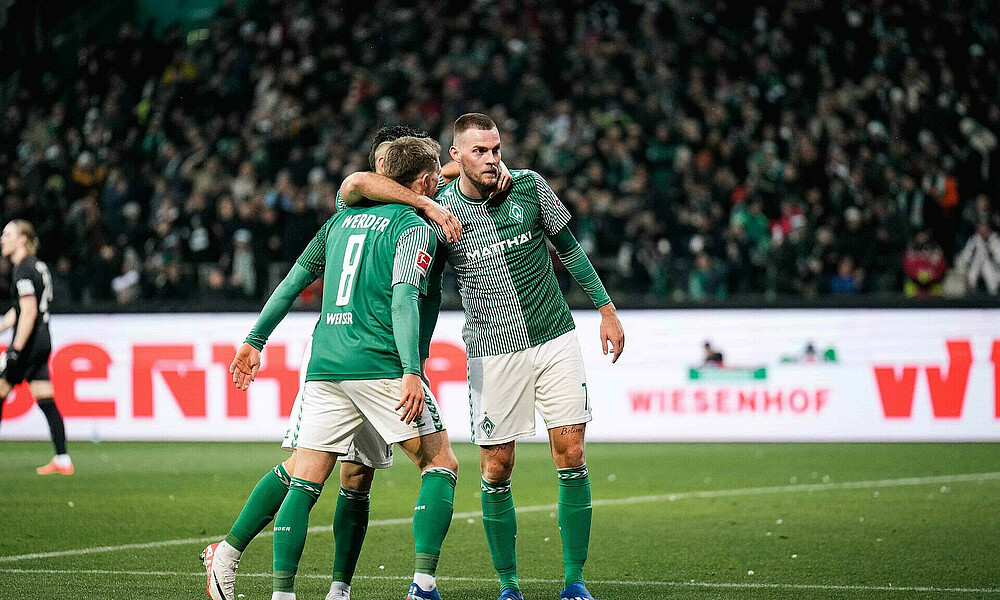 Marvin Ducksch jubelt mit Weiser. 