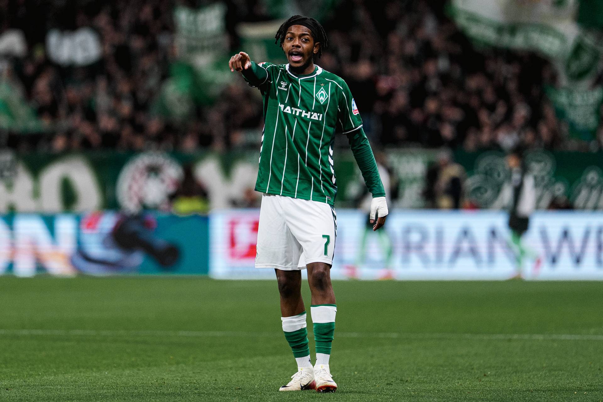Samuel Mbangula im Werder-Trikot auf dem Platz.