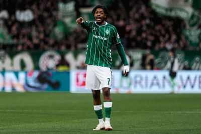 Samuel Mbangula im Werder-Trikot auf dem Platz.