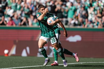 Romano Schmid küsst sich ans Handgelenk nach einem Tor.