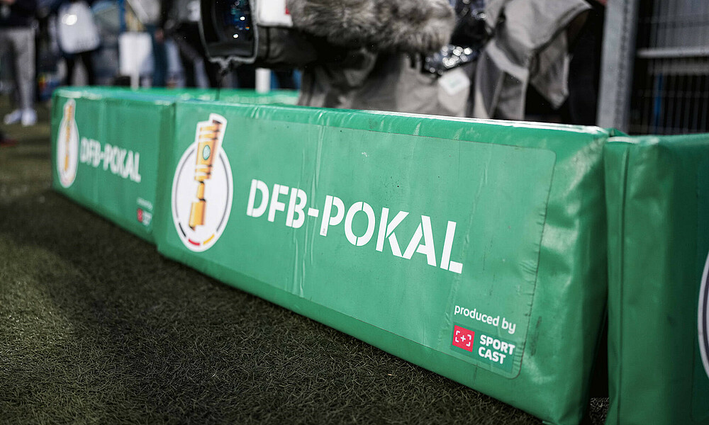 Eine Werbebande mit der Aufschrift 