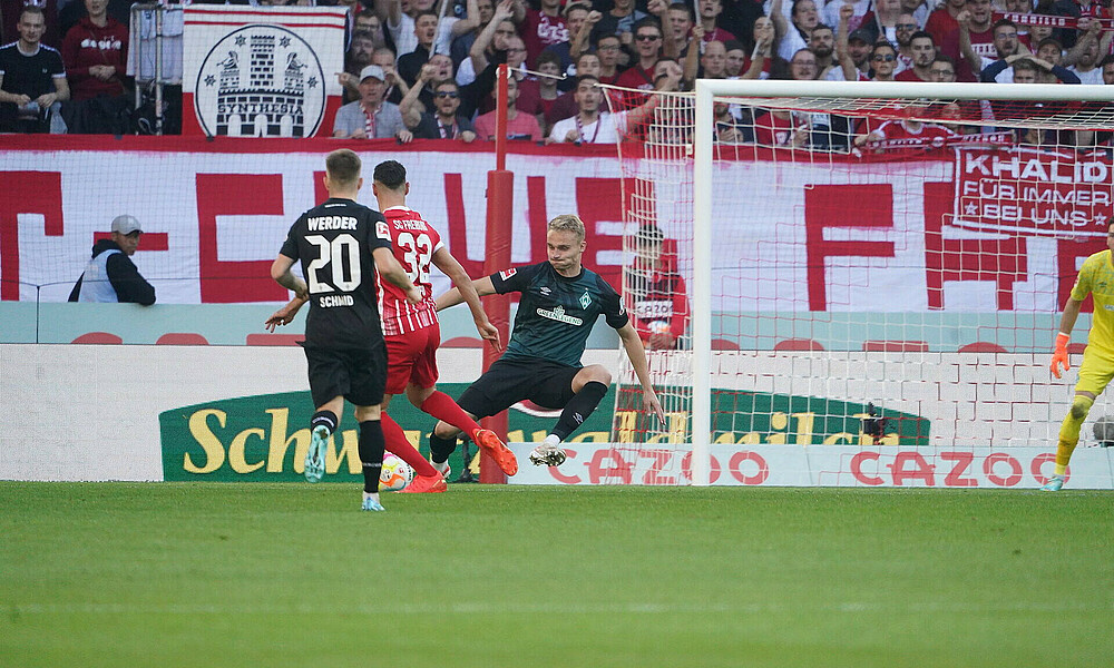 null Amos Pieper wirft sich in einen Ball.