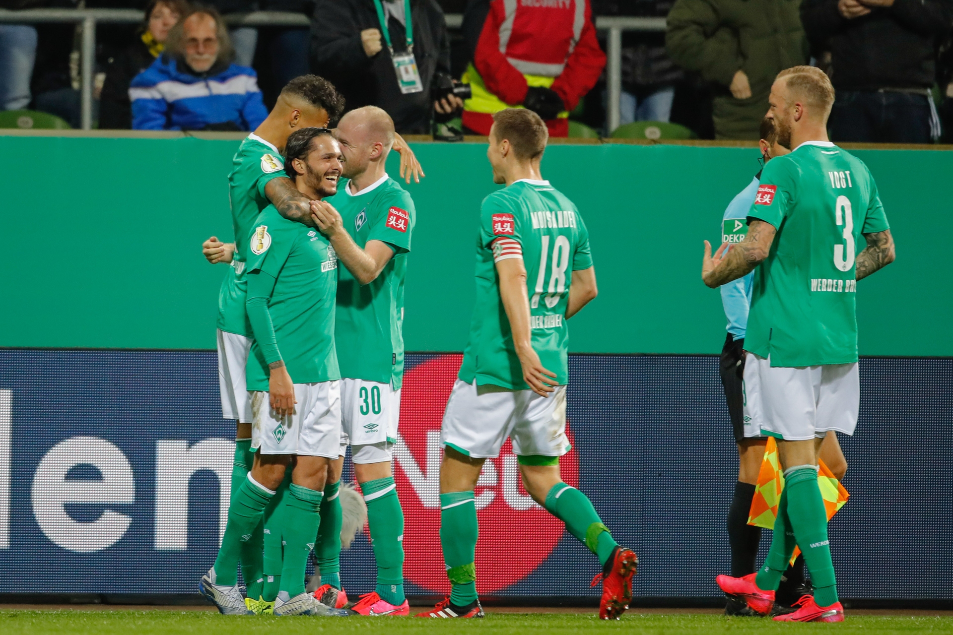 Leonardo Bittencourt celebrating with his teammates.