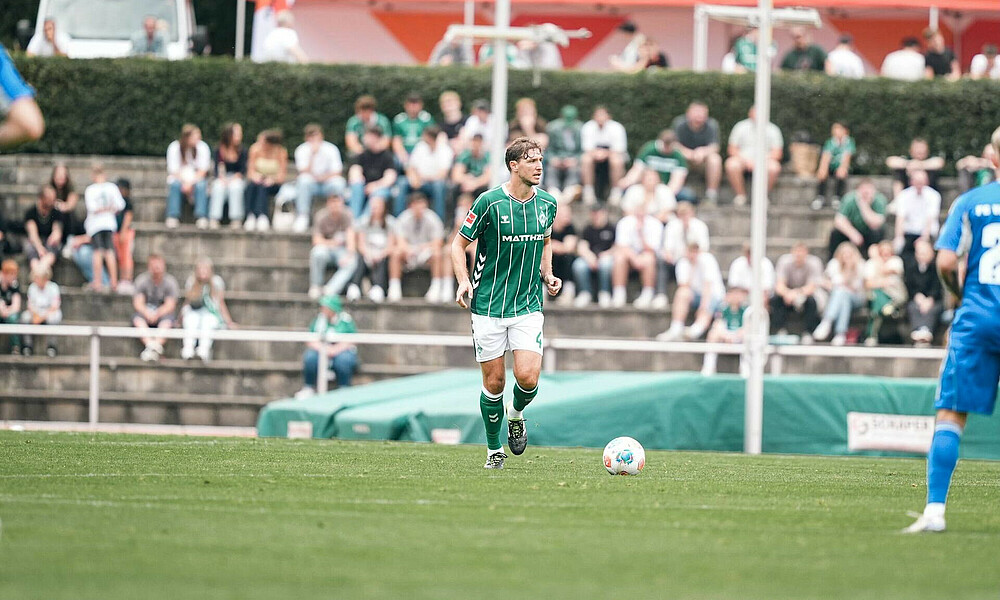 Niklas Stark mit Ball am Fuß. 