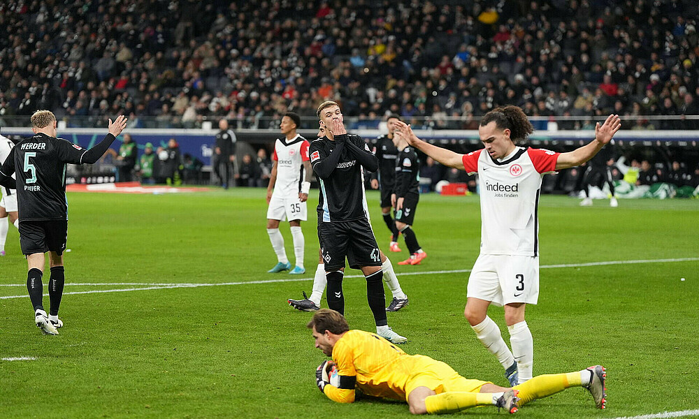 null Keke Topp mit den Händen vor dem Mund nach einer Torchance im Spiel bei Eintracht Frankfurt