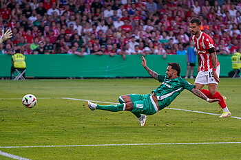 Leonardo Bittencourt mit vollem Einsatz in Grätschposition. 