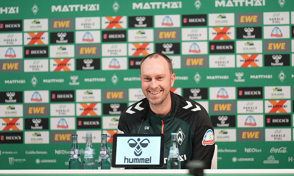 Ole Werner auf dem Podium bei der Pressekonferenz