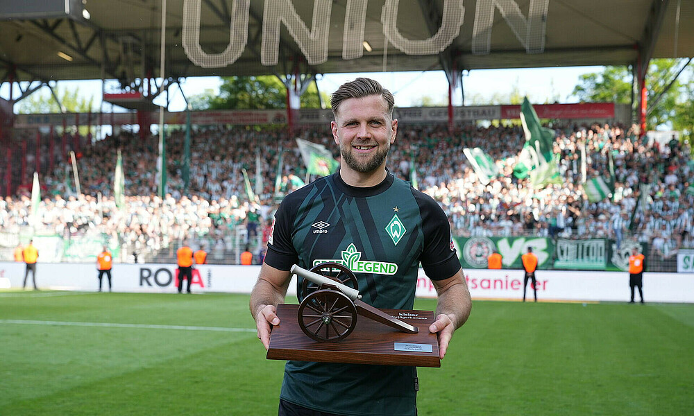 null Niklas Füllkrug mit der Torjägerkanone.