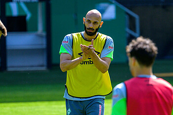 null Ömer Toprak klatscht in die Hände.