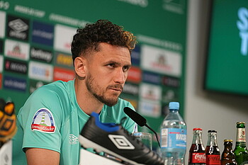 Milos Veljkovic in der Mixed Zone am Mikrofon.