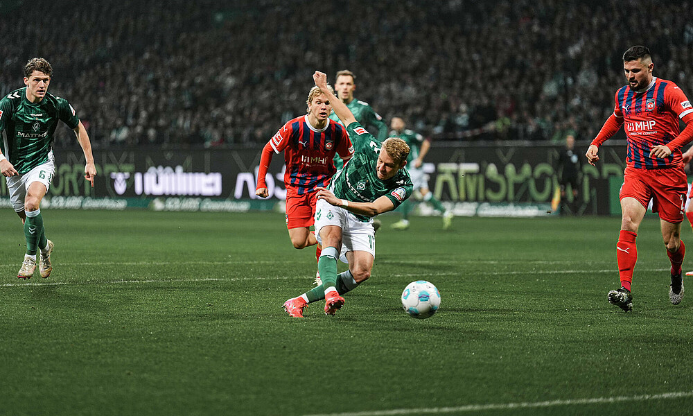 null Marco Grüll beim Schuss im Heimspiel gegen Heidenheim