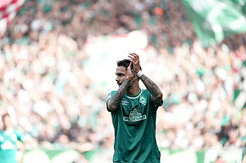 Leo Bittencourt klatscht nach dem Aufstieg gegen Regensburg in die Hände.