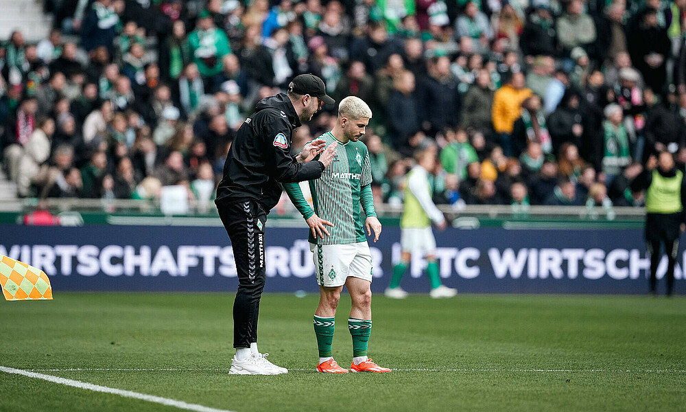 null Ole Werner spricht mit Romano Schmid.