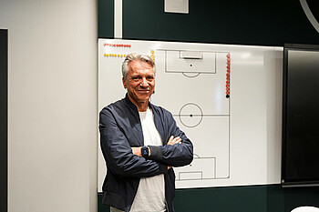 null Horste Steffen vor der Taktiktafel.