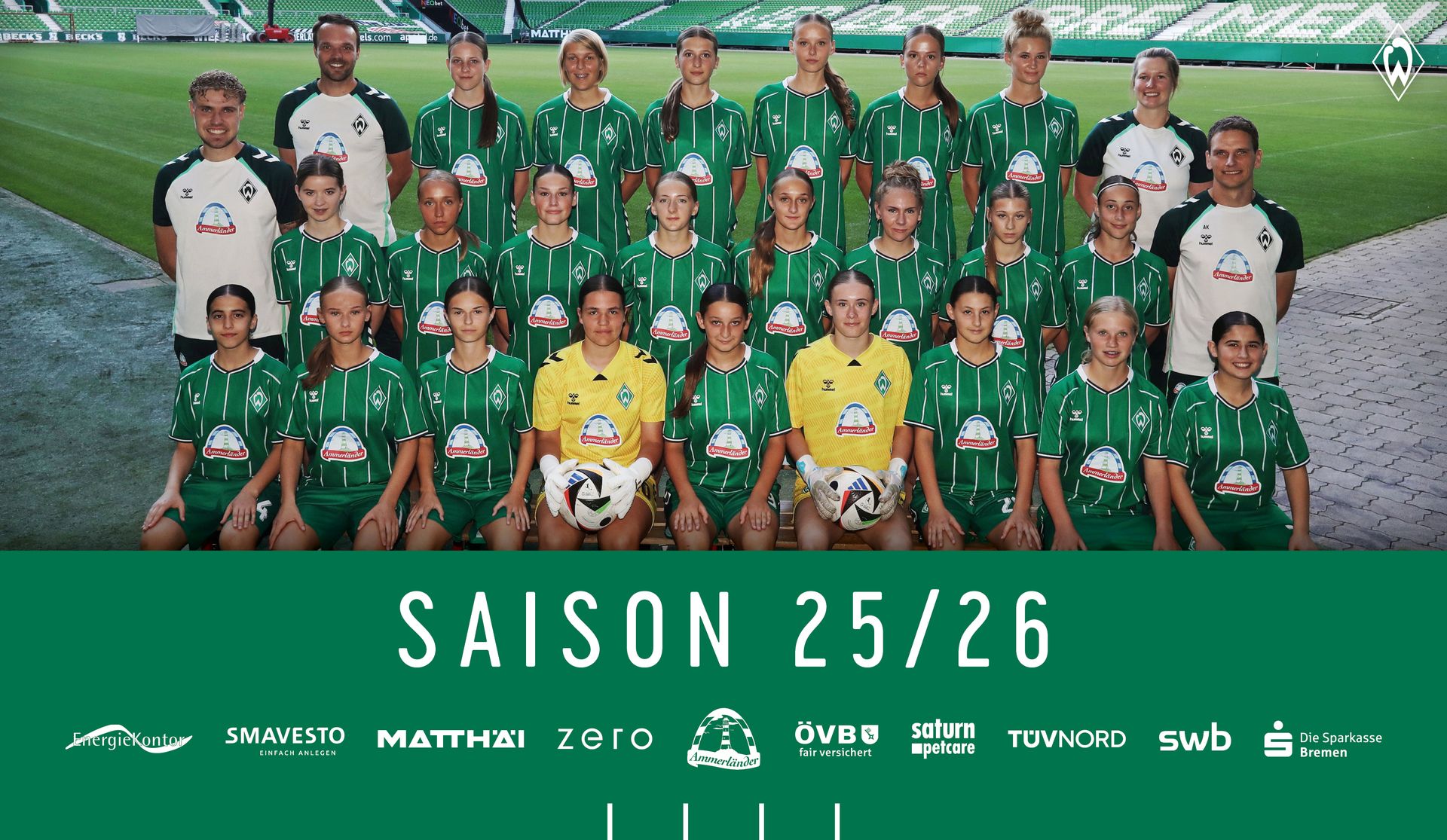 Gruppenfoto einer Frauenfußballmannschaft in grünen Trikots, die in einem Stadion posiert. Der Text darunter lautet „Saison 25/26” mit verschiedenen Sponsorenlogos.