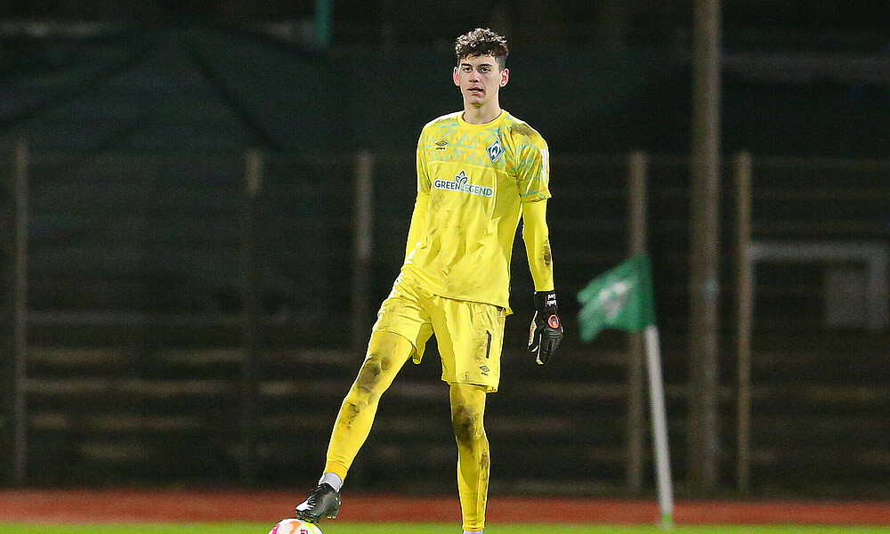 Louis Lord im Werder-Trikot mit Ball am Fuß.
