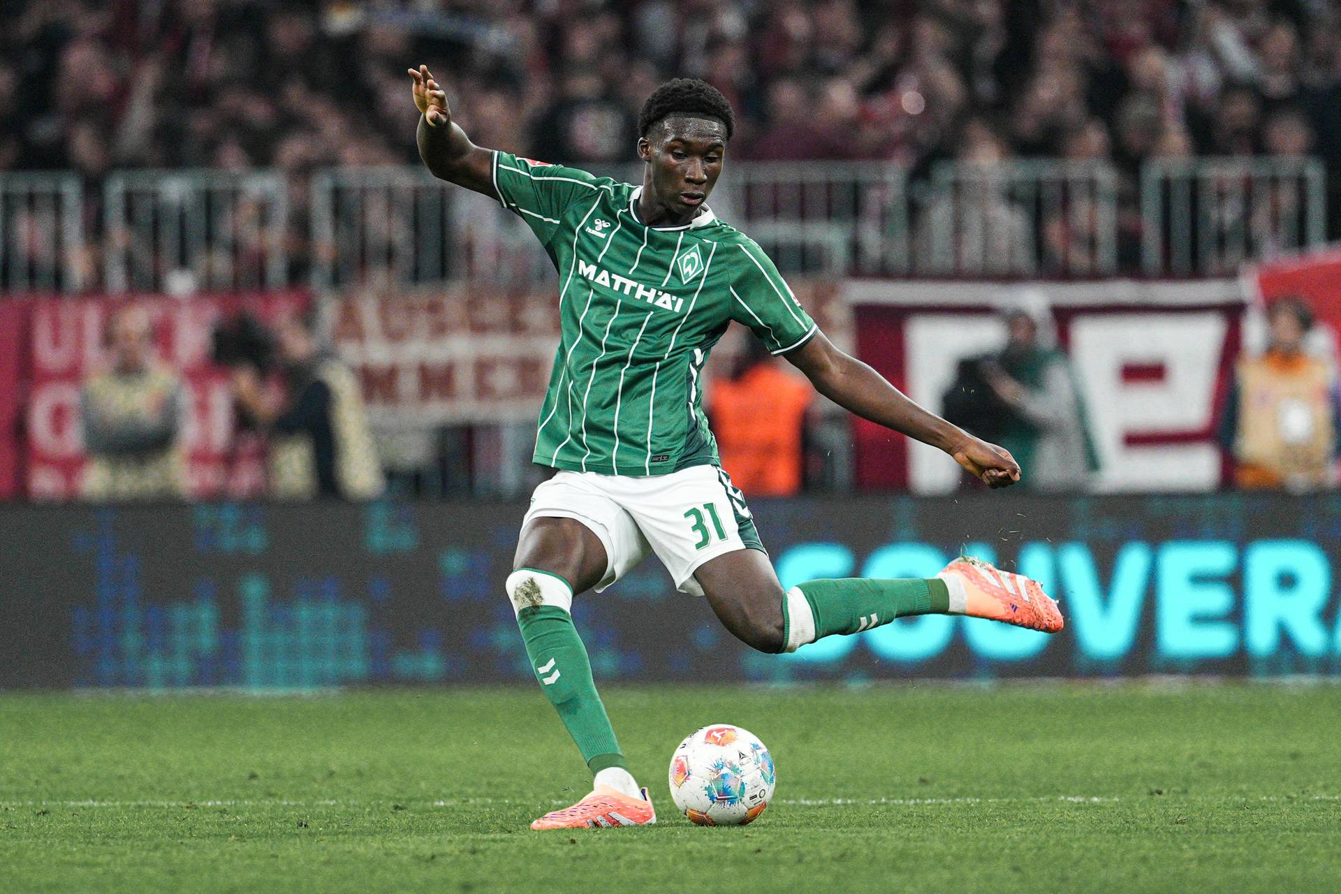 Karim Coulibaly schießt.