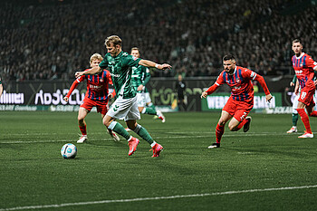 Marco Grüll holt zum Schuss aus. 