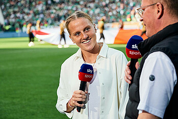 Lina Hausicke am Sky-Mikrofon.