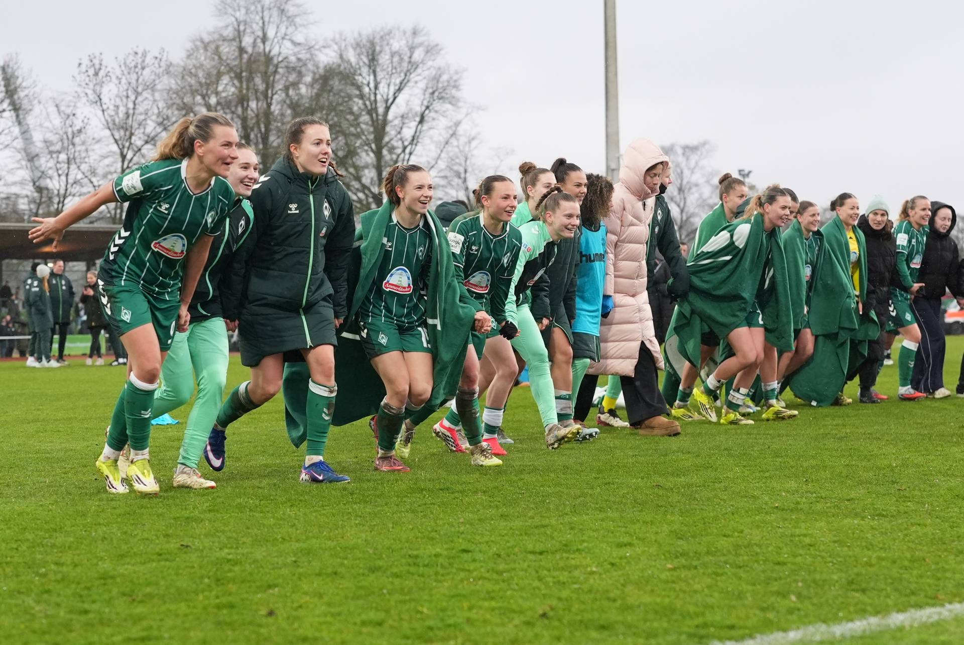 Die Werder-Frauen jubeln nach dem Sieg gegen Frankfurt.