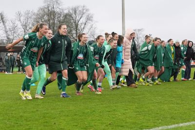 Die Werder-Frauen bejubeln den Heimsieg.