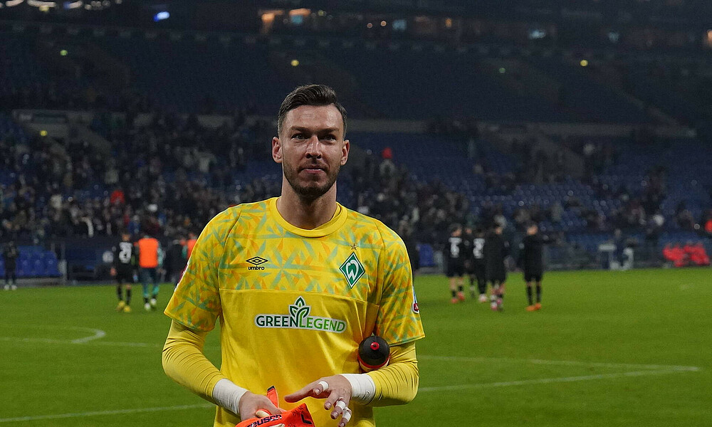 null Pavlenka mit Torwarthandschuhen in der Hand.