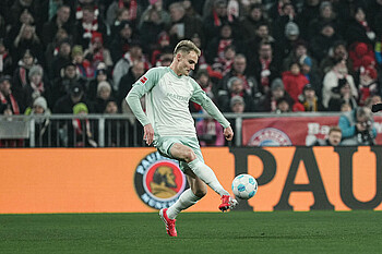 null Amos Pieper mit Ball am Fuß.