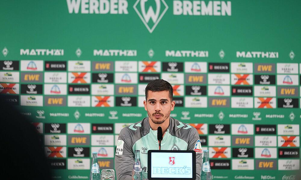 null André Silva in der Mixed Zone auf dem Podium