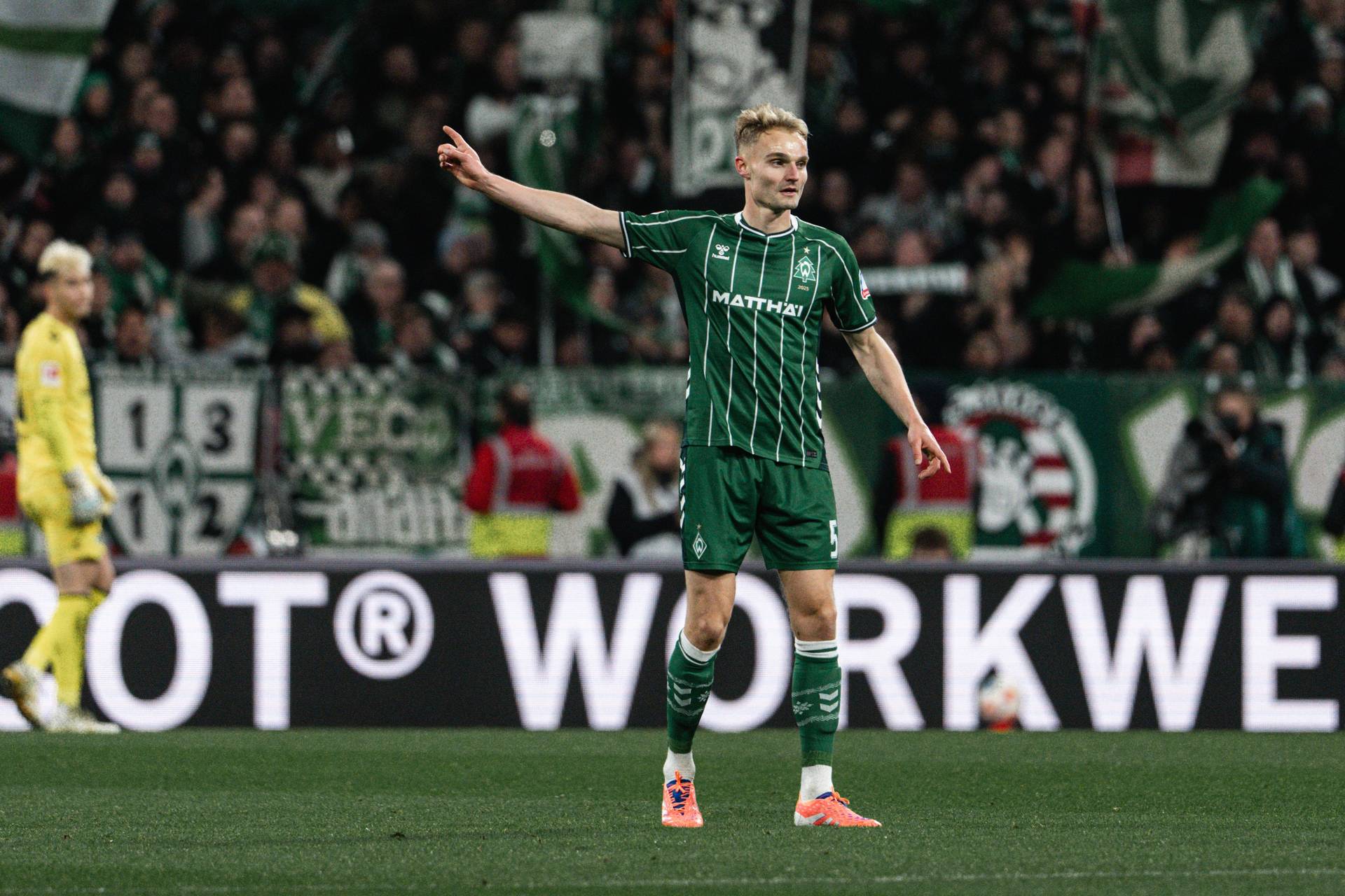 Amos Pieper auf dem Platz im Werder-Trikot.