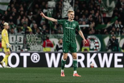 Amos Pieper auf dem Platz im Werder-Trikot.