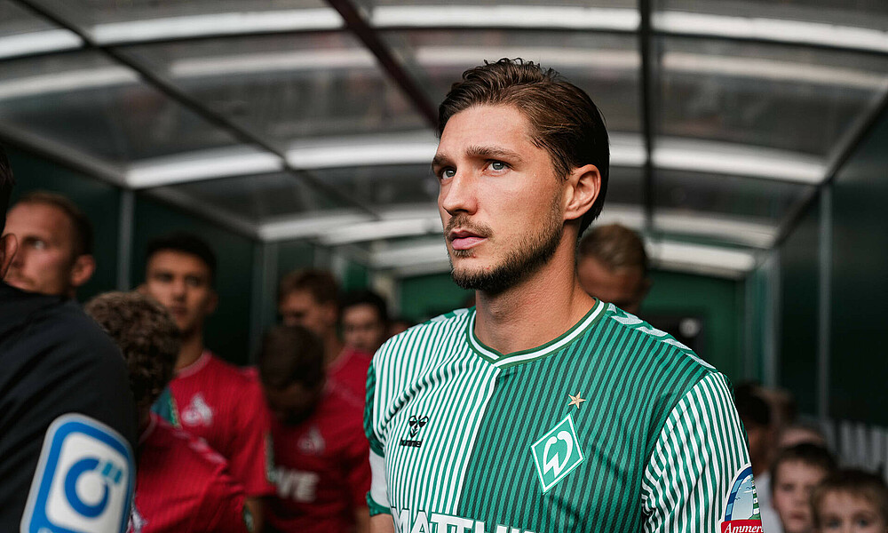 Stark steht im Spielertunnel.