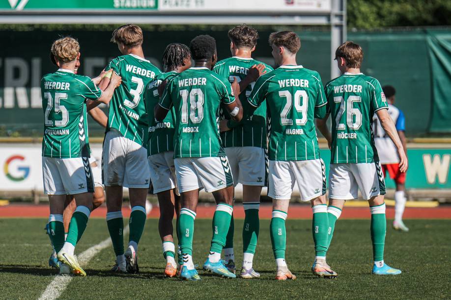 Die U23 feiert gemeinsam und umarmt sich.