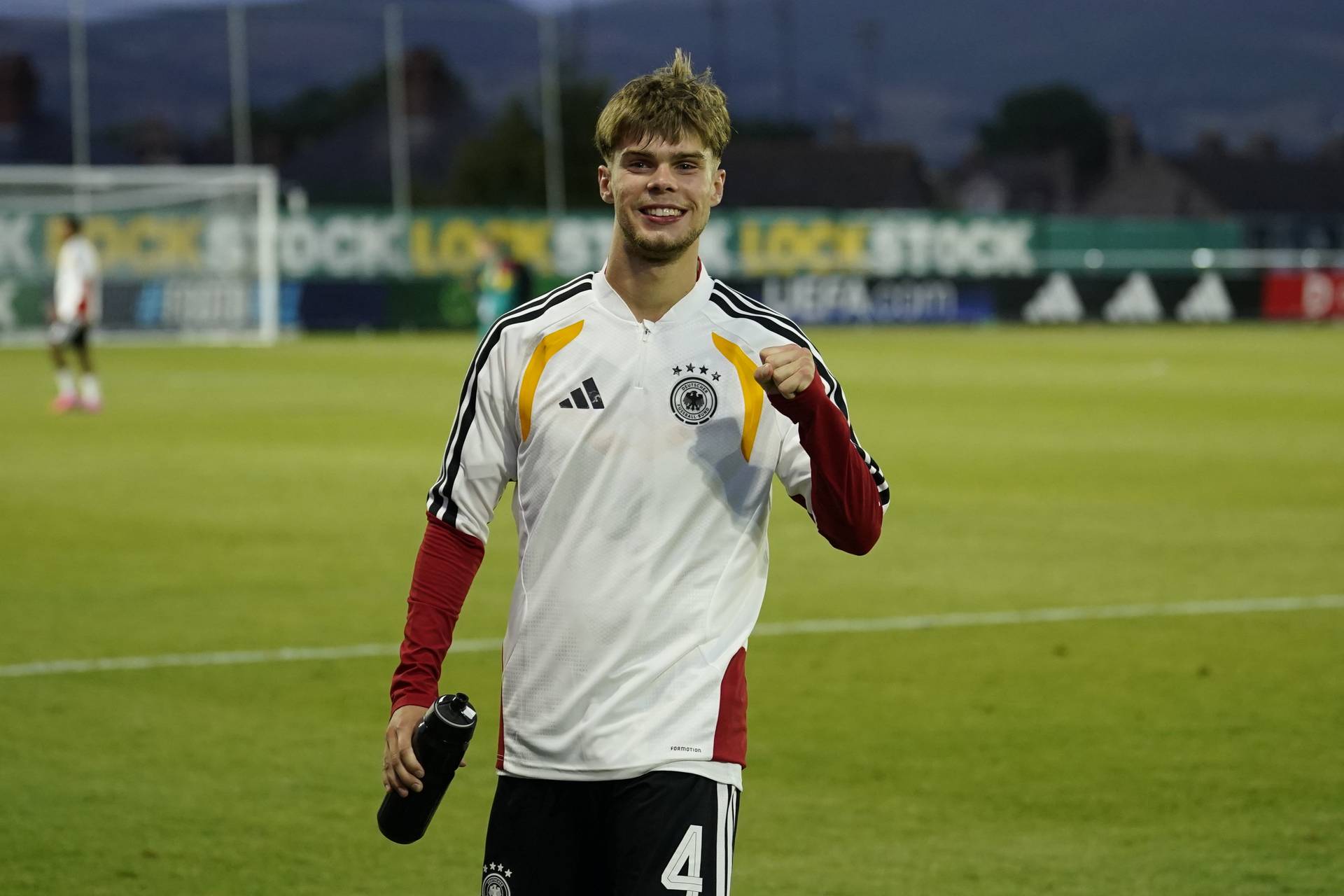 Mick Schmetgens ballt die Faust im DFB-Trikot.
