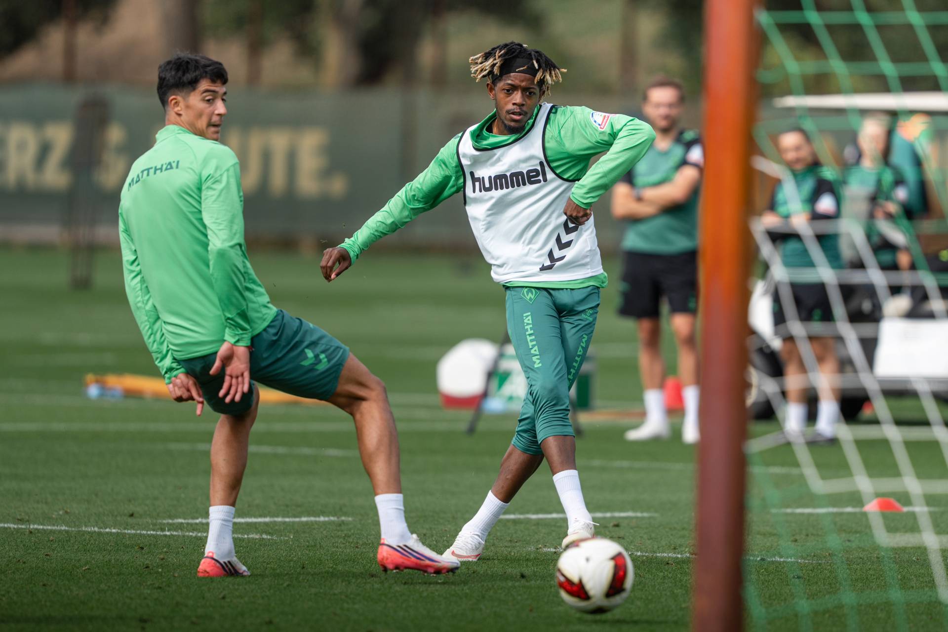Samuel Mbangula im Duell mit Julian Malatini im Training.