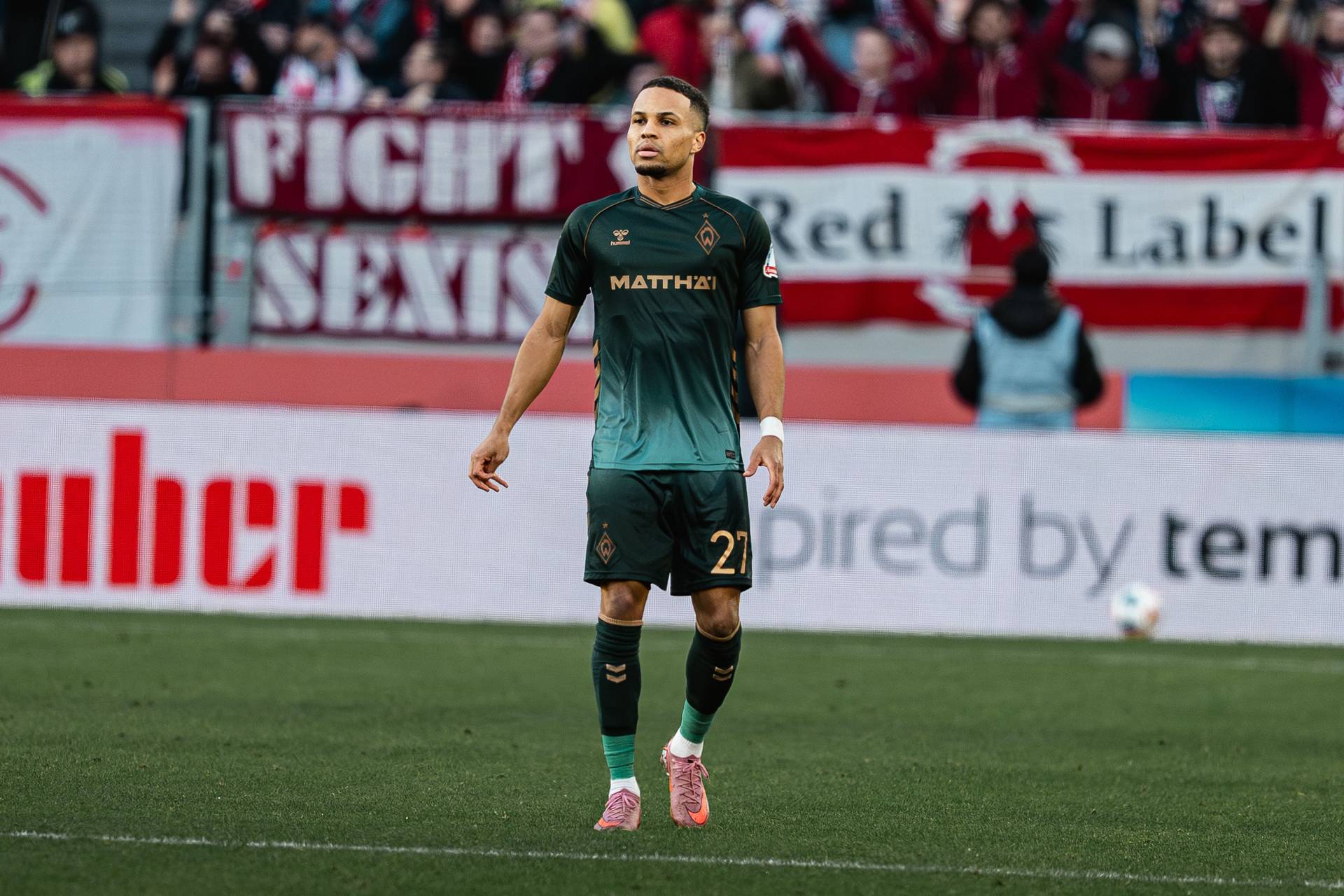 Felix Agu im Werder-Trikot auf dem Platz.