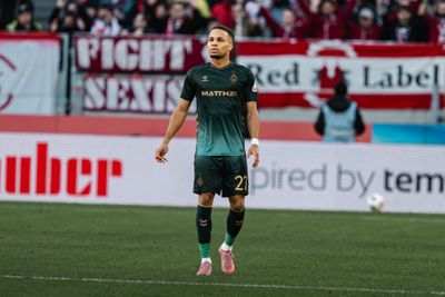 Felix Agu im Werder-Trikot auf dem Platz.