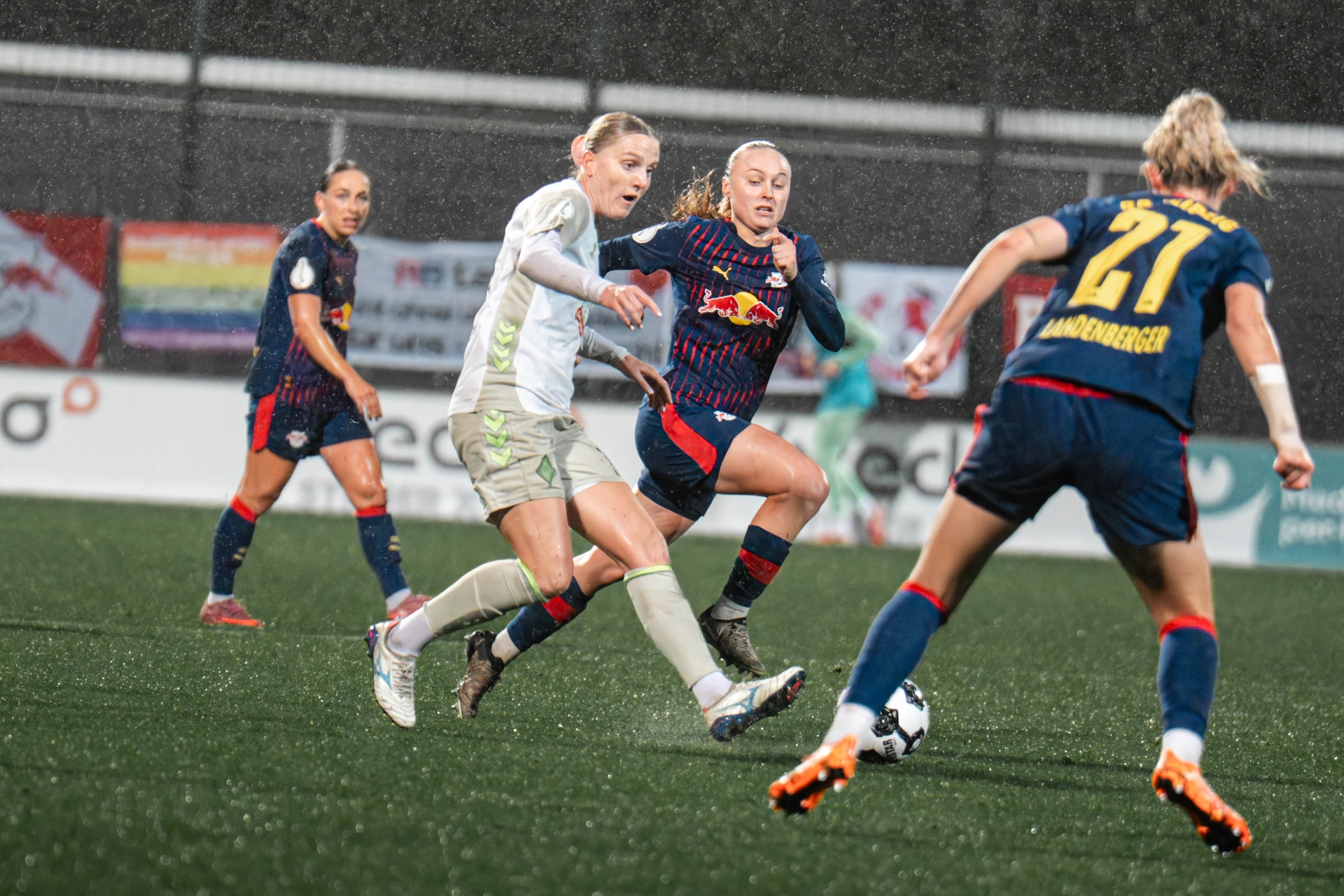 Lina Hausicke spielt den Ball.