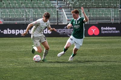 Luca Höcker am Ball im Zweikampf mit einem Spieler des VfB Lübeck.