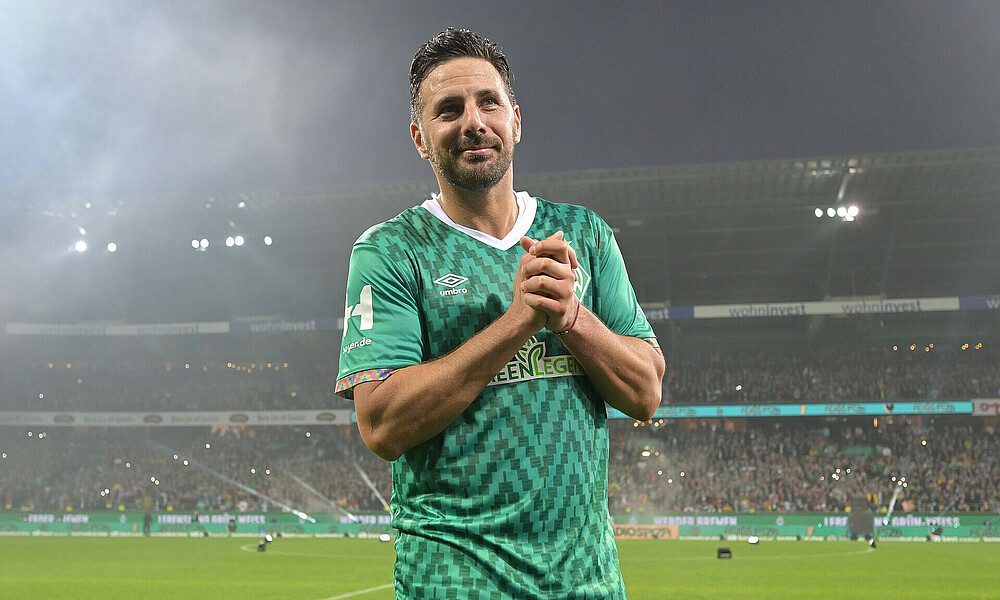 Claudio Pizarro klatscht und bedankt sich bei den Fans.