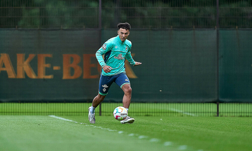 Lee Buchanan läuft im Training mit dem Ball am Fuß.